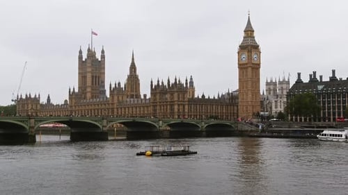 Vista panorâmica icônica do Big Ben e do Parlamento Britânico com a Ponte de Westminster e o rio Tâmisa