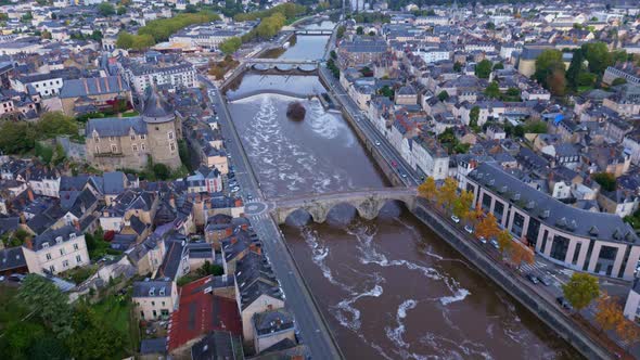 Ville De Laval, Le Château Vieux Et Le Château-Neuf Surplombent La Ville Et La Mayenne Departement De La Mayenne France Ville De Laval, Le Château Vieux Et Le Château-Neuf Surplombent La Ville Et La Mayenne Departement De La Mayenne France