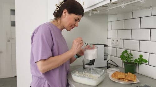 Femme préparant de la crème pour gaufres belges