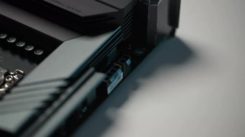 Nahaufnahme des CPU-Installationssteckplatzes aus der Vogelperspektive des neuen Motherboard-Objekts, Makrodetail, extreme Nahaufnahme