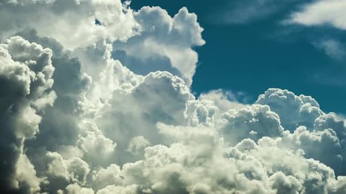 Zeitraffer von weißen, geschwollenen Cumuluswolken, die sich am sommerblauen Himmel bilden