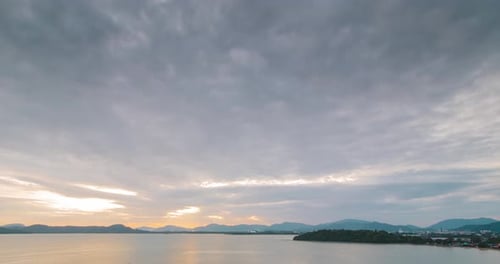 4K-Zeitraffer des Sonnenuntergangs über tropischem Meer, Ozeanlandschaft, Licht der Natur, Wolkenlandschaft, Himmel und Wolken