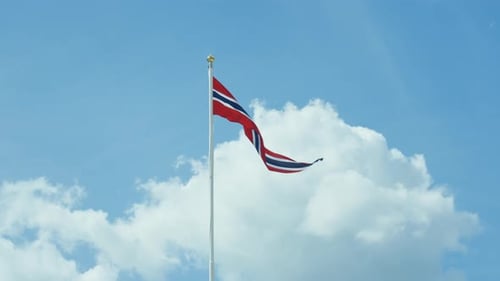 Wimpel mit norwegischer Flagge im Wind mit Wolken