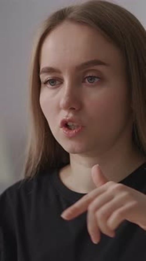 Jeune femme parlant avec des gestes expressifs dans une pièce silencieuse suivie d'un gros plan d'un ordinateur portable et
