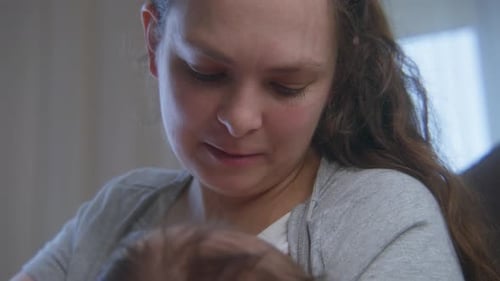 La madre alimenta al bebé con leche materna
