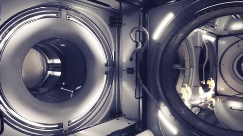 Couloir de rangement efficace avec casiers et systèmes de retenue dans la station spatiale