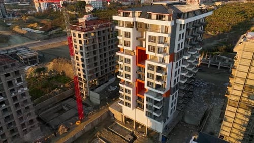 Zumbido Cinemática aéreo de Marvel muestra vistas de un edificio multifamiliar en construcción