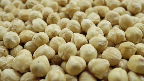 Rotierende geschälte aromatische blanchierende Haselnuss.