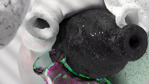 Mehrere keramische und sternförmige Vasen kollidieren in der Luft auf hellem Hintergrund, Simulation von weichem