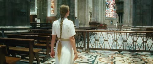 Pèlerine errante visitant l'église. Fille qui cherche Dieu dans le temple. Un paroissien se promène le long
du