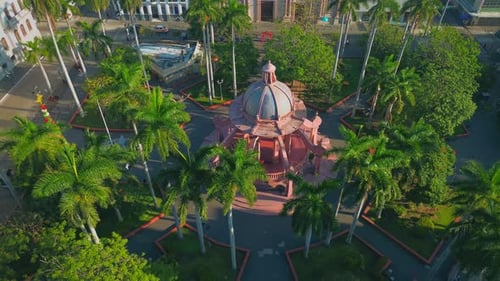 Drone aérien du kiosque Pink Octopus et de la cathédrale de Tampico
