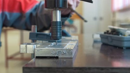 Hand eines männlichen Arbeiters in der Fabrik für Metallbearbeitungsmaschinen