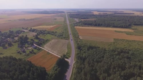 Trucks-Fahrten auf der District Road. Luftspur links