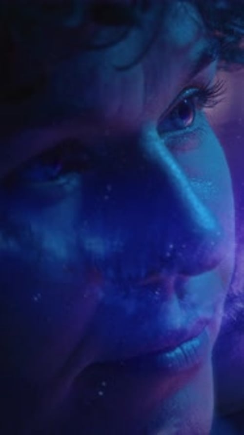 Astronaute féminine observant la Voie lactée de couleur bleue
