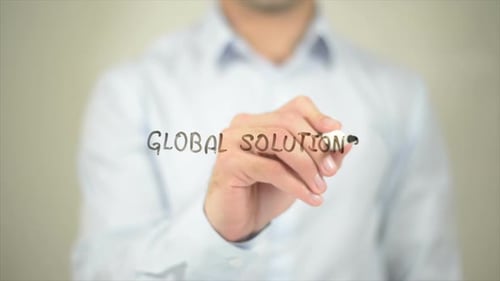 Global Solutions, Mann schreibt auf transparentem Bildschirm