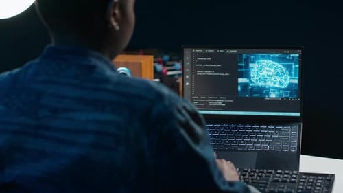 Ingenieur für künstliche Intelligenz, der von zu Hause aus mit Notebook arbeitet