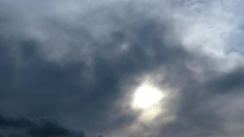 Zeitrafferwolken von einem dunklen bewölkten Himmel