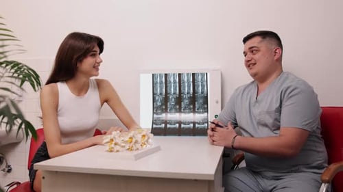 Radiographie de la colonne vertébrale d'un patient joyeux