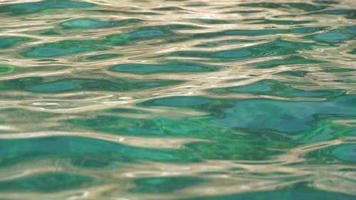 Meereswasseroberfläche, niedriger Winkel, Blick über klares azurblaues Meerwasser, Sonnenblendung, abstrakter nautischer Sommerozean