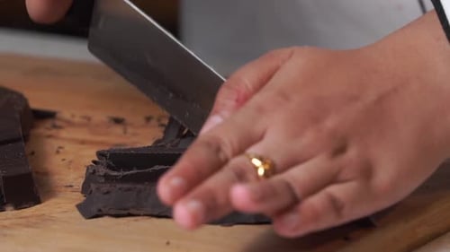 Schokolade klein hacken, um den Kuchen in Zeitlupe zu garnieren.