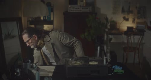 Investigador detective privado que revisa las conversaciones grabadas