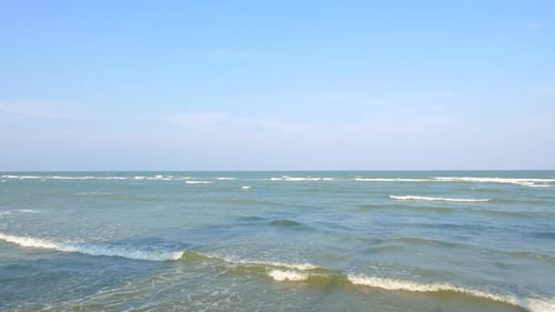 Wunderschöner tropischer Strand, Meer, Ozean mit weißer Wolke und Himmel für Reisen