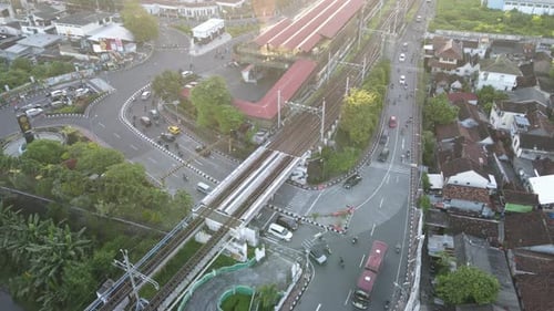 Luftverkehr mit einer Eisenbahnbrücke in Yogyakarta City.