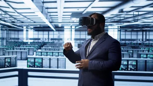 Techniker im Rechenzentrum nutzt VR-Headset zur Optimierung der Serverleistung