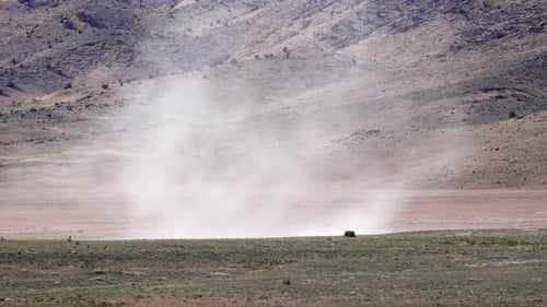 Großer Staubteufel weht über die Wüste von Utah