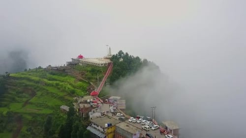 Vue aérienne du temple de Vaishno Devi au milieu d'un ciel nuageux
