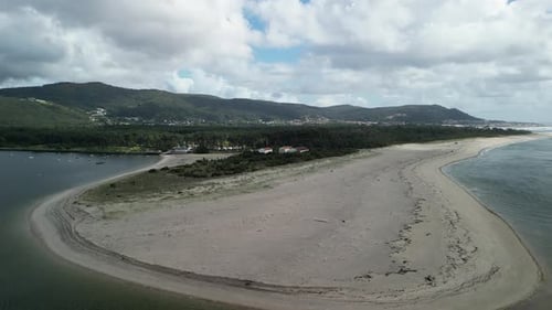 Vista aérea de la playa de Camarido con montañas, Portugal.