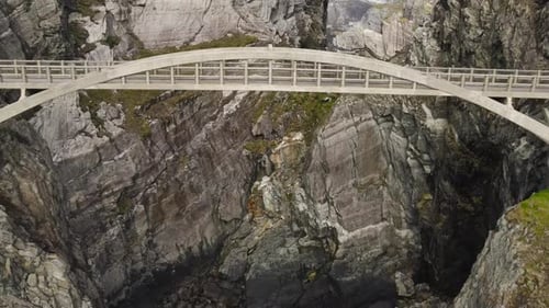 Drohne entfernt sich ohne Menschen von der Brücke von Mizen Head in Irland
