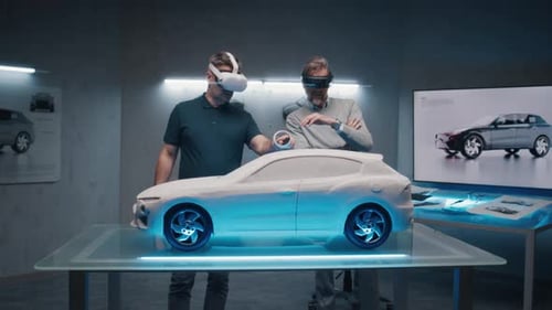 Des ingénieurs automobiles équipés de lunettes VR parlent de la conception d'un modèle de prototype de voiture