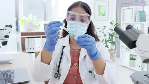 Covid-Maske, medizinische Impfspritze und Arzthände in einem Krankenhaus mit Labormedizin