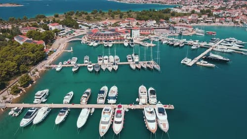 Yates y barcos amarrados en Marina Frapa en Rogoznica, Croacia