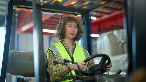 Operadora de montacargas femenina con un chaleco de alta visibilidad