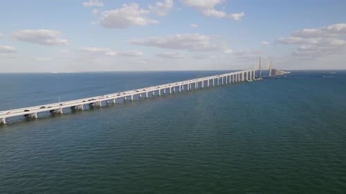 Ein atemberaubender Blick aus der Vogelperspektive auf die Sunshine Skyway Bridge, die sich über die Gewässer von St. Petersburg erstreckt