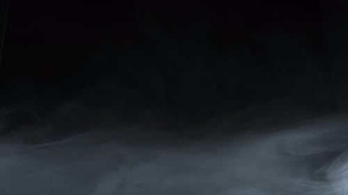 Abstraktes dunkles Texturmuster mit Rauch über schwarzem Hintergrund, Nebel oder Dampf