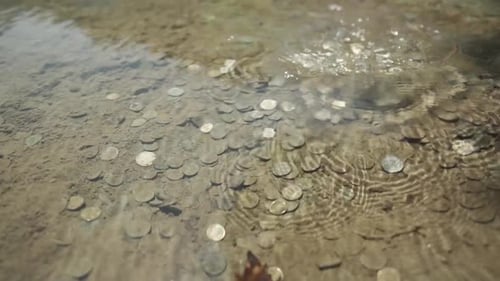 Jeter des pièces en faisant un voeu dans les eaux minérales claires de l'église Sainte-Petka, oui