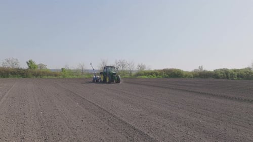 Tractor cultivando campo agrícola