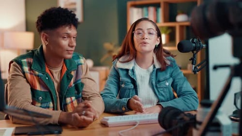Grabación en equipo, con influencers o en directo con cámara de vídeo en el estudio para obtener tutoriales en línea o consejos digitales