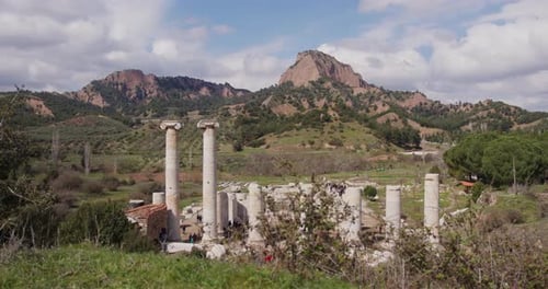 Les ruines du temple d'Artémis devant le mont Tmolus à Sardes.
