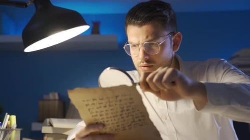 Al examinar la letra histórica escrita en el alfabeto medieval, el historiador la lee con atención