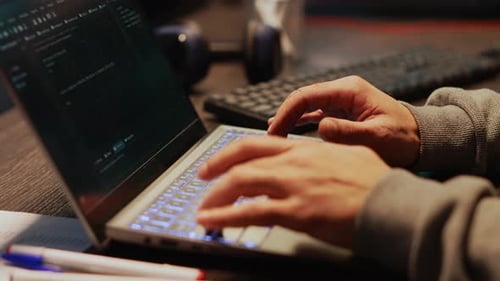 Jovem hackeando a senha para quebrar a segurança do servidor