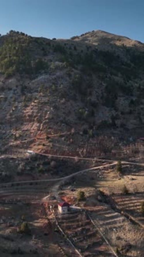 Concept de tourisme de montagne : vidéo verticale d'une aventure dans les collines pittoresques