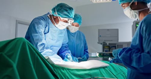 Krankenschwestern, Ärzte und Chirurgen im Operationssaal der Notfallklinik mit Medikamenten