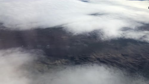 Luftaufnahme der Wolken über Land.