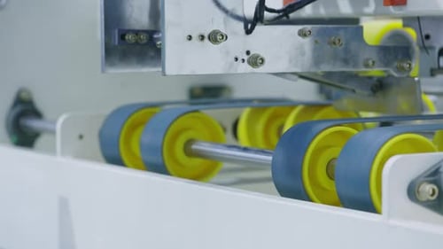 Förderrollen, die Karton in der Druckerei bewegen