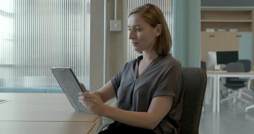 Portrait d'une femme dirigeante d'entreprise dans un bureau à l'aide d'une tablette numérique