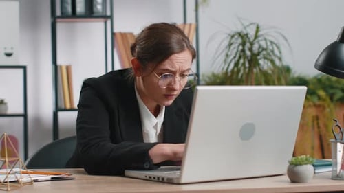 Une femme d'affaires fatiguée et irritée travaillant sur un site Web d'ordinateur portable Problème de perte de données virales informatiques par piratage